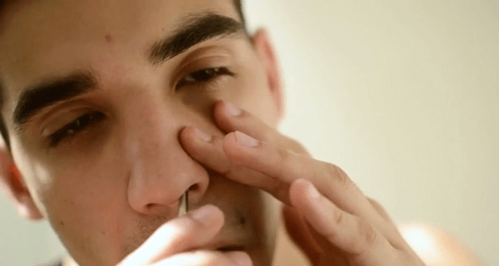 Cách cắt lông mũi tại nhà bằng kéo an toàn nhất