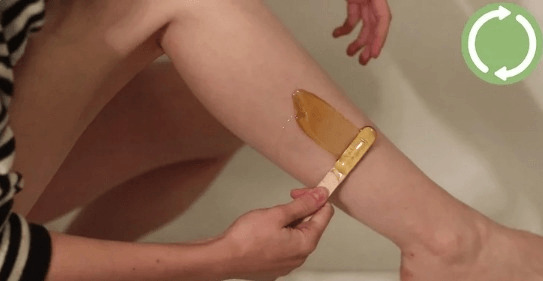 Cách wax lông chân tại nhà bằng đường sáp