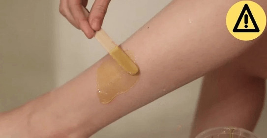  Cách wax lông chân tại nhà bằng đường sáp 